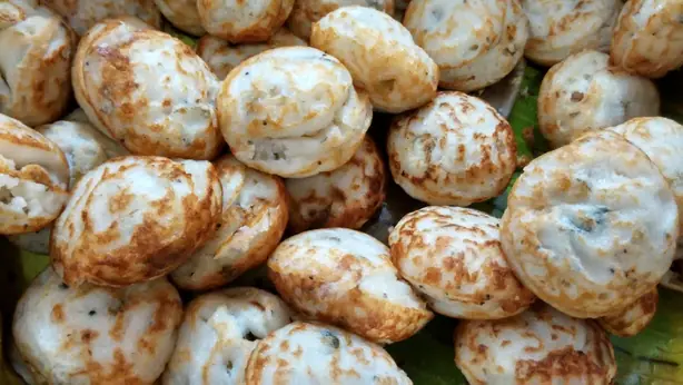 Foto von Paddu (Indische Reis-Linsen-Bällchen) – fertig angerichtet