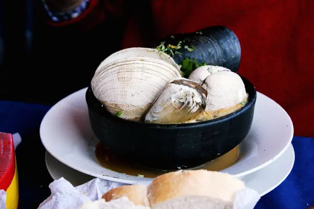 Foto von Paila Marina - Der legendäre chilenische Meeresfrüchte-Eintopf – fertig angerichtet