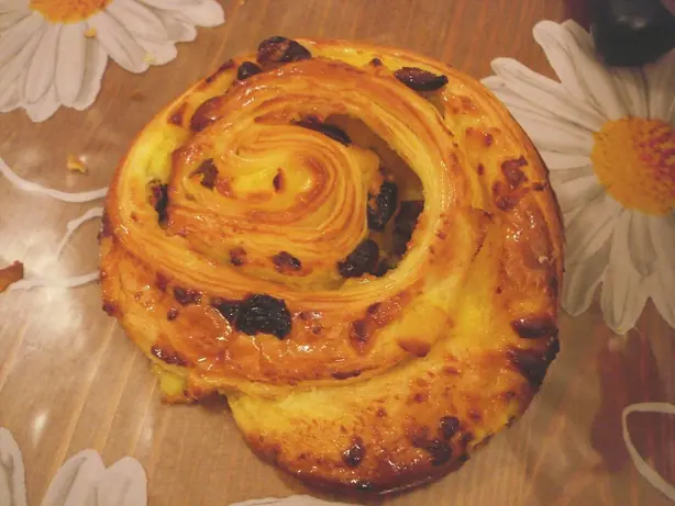 Foto von Pain aux Raisins - Klassische Französische Rosinenschnecken – fertig angerichtet