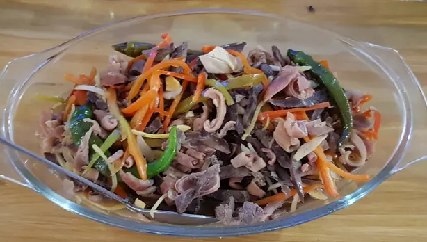 Foto von Paklay - Philippinischer Kuttel-Eintopf mit Bambussprossen und Ingwer – fertig angerichtet