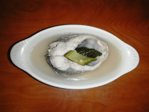 Foto von Paksiw na Pata – Philippinische geschmorte Schweinshaxe in Essig-Soja-Sud – fertig angerichtet