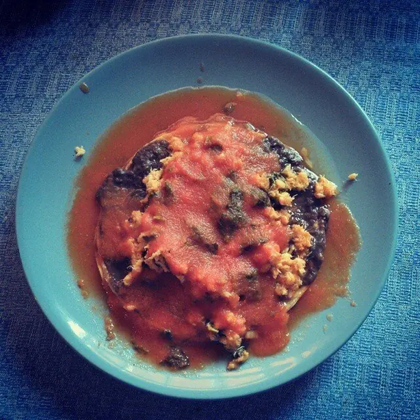 Foto von Pan de Cazón (Mexikanische Hai-Tortilla-Torte) – fertig angerichtet