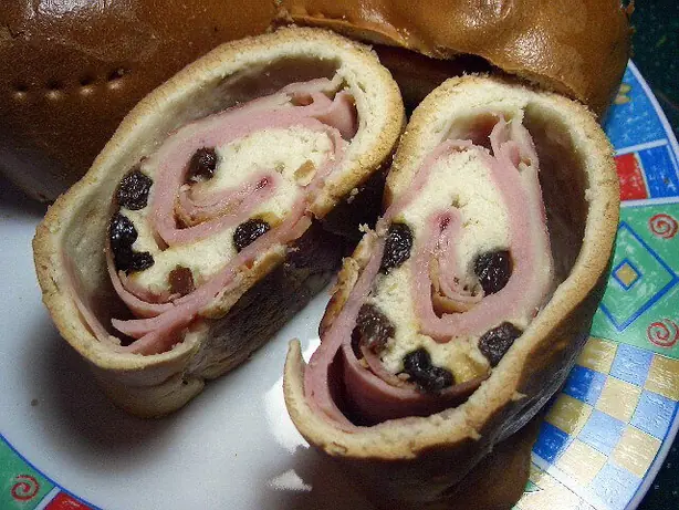 Foto von Pan de jamón – Venezolanisches Schinkenbrot – fertig angerichtet