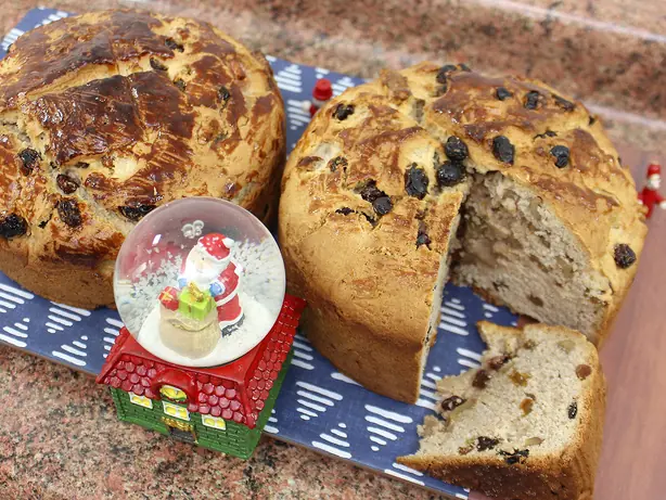 Foto von Pan de Pascua (Chilenischer Weihnachtskuchen) – fertig angerichtet