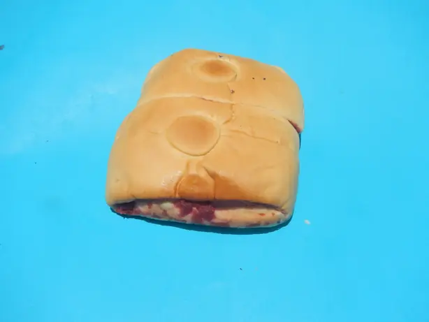 Foto von Pan de Regla (Kalihim) - Philippinisches Hefegebäck mit roter Füllung – fertig angerichtet