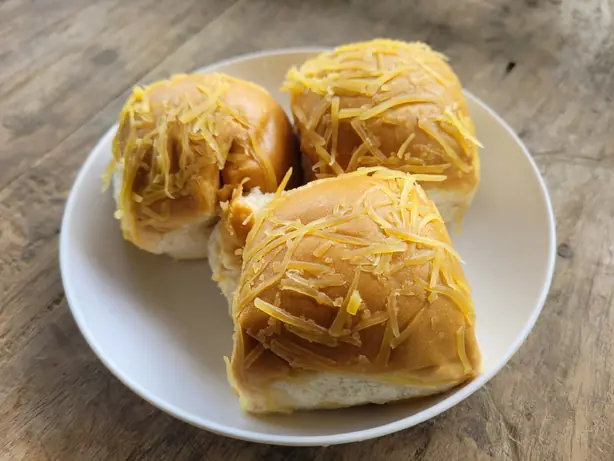 Foto von Pan de Siosa (Philippinisches Butter-Zupfbrot) – fertig angerichtet