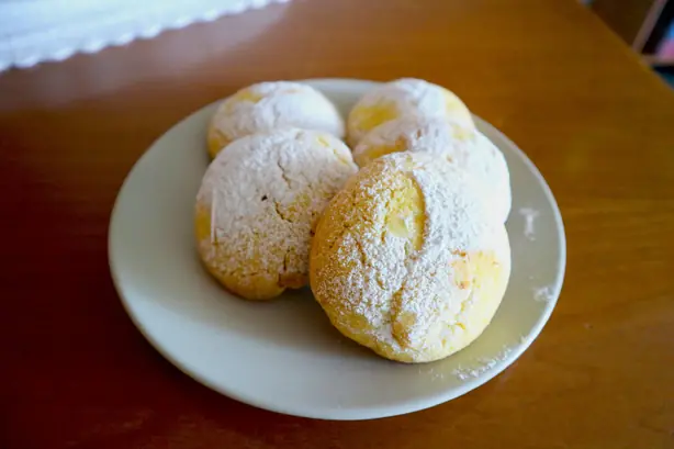 Foto von Pan Meino (Lombardisches Holunderblüten-Gebäck) – fertig angerichtet
