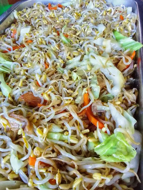 Foto von Pancit Estacion (Caviteños Sprossen-Pancit) – fertig angerichtet