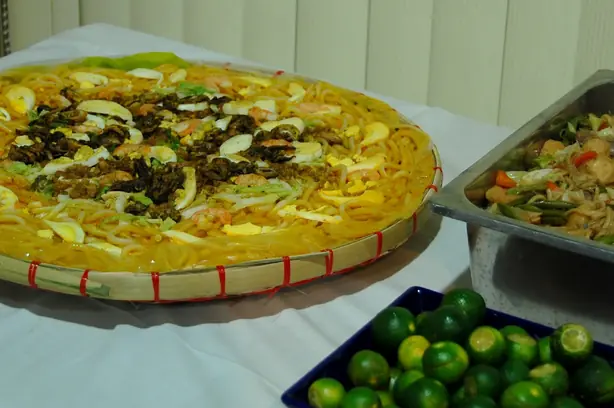 Foto von Pancit Malabon – fertig angerichtet