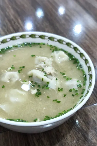 Foto von Pancit Molo (Philippinische Wonton-Suppe) – fertig angerichtet