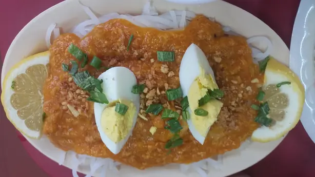 Foto von Pancit Palabok – fertig angerichtet