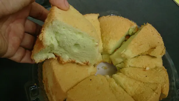 Foto von Pandan-Chiffon-Kuchen (Kue Bolu Pandan) – fertig angerichtet