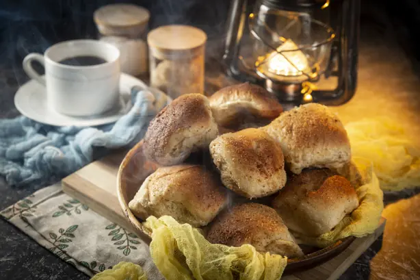 Foto von Pandesal (Philippinische Frühstücksbrötchen) – fertig angerichtet