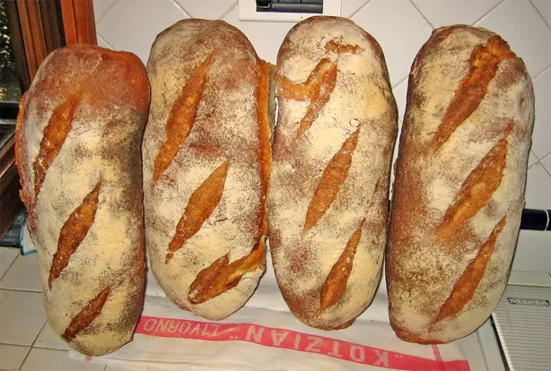 Foto von Pane Sciocco (Toskanisches Brot ohne Salz) – fertig angerichtet