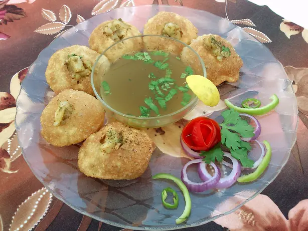 Foto von Panipuri (Original indisches Streetfood) – fertig angerichtet