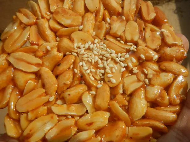 Foto von Panutsang Mani (Philippinisches Erdnuss-Karamell) – fertig angerichtet