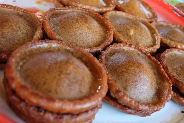 Foto von Panyalam (Süßer philippinischer Reiskuchen) – fertig angerichtet