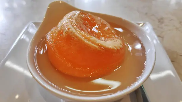 Foto von Papo de Anjo – Portugiesische Eidotter-Küchlein in Sirup – fertig angerichtet