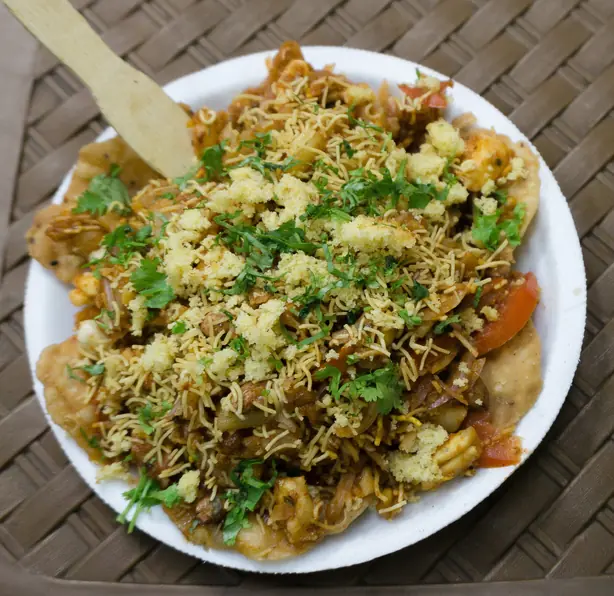 Foto von Papri Chaat (Indischer Streetfood-Snack mit Knusper-Crackern) – fertig angerichtet