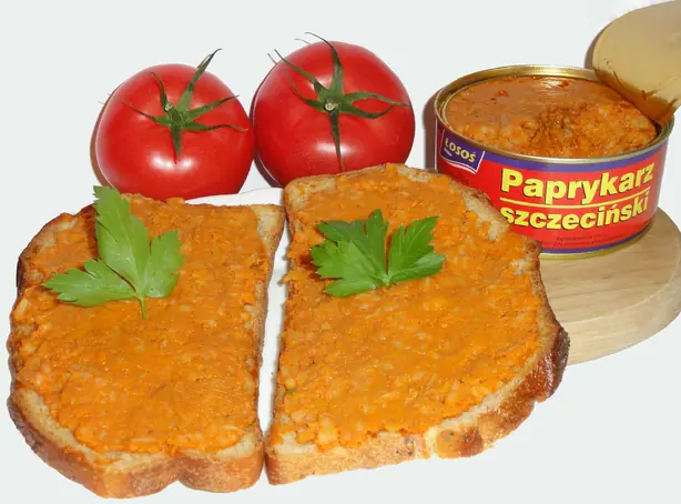 Foto von Paprykarz Szczeciński (Polnischer Fisch-Reis-Aufstrich) – fertig angerichtet