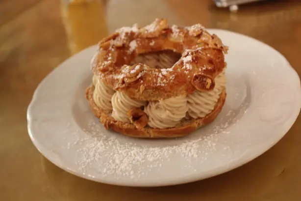 Foto von Paris-Brest (Klassischer französischer Brandteig-Kranz) – fertig angerichtet