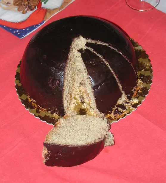 Foto von Parrozzo - Der Schokoladen-Mandel-Kuchen aus den Abruzzen – fertig angerichtet