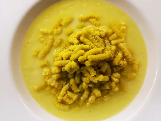 Foto von Passatelli in Brodo (Klassische Parmesan-Nudeln) – fertig angerichtet