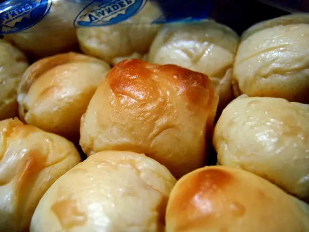 Foto von Pastel de Camiguín (Gefüllte philippinische Yema-Milchbrötchen) – fertig angerichtet