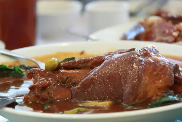 Foto von Pata Tim (Philippinische geschmorte Schweinshaxe) – fertig angerichtet