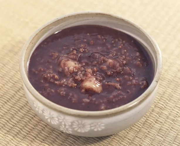 Foto von Patjuk (Koreanischer Rote-Bohnen-Brei) – fertig angerichtet