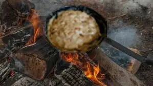 Foto von Patranque (Auvergnatischer Brot-Käse-Kuchen) – fertig angerichtet