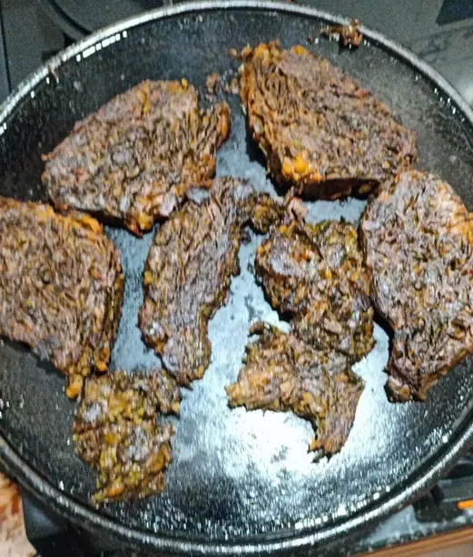 Foto von Patrode (Indische Taro-Blatt-Rollen) – fertig angerichtet