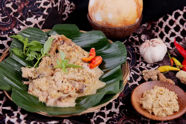 Foto von Pecel Ayam (Pecel Pitik) – Traditionelles Hühnchen nach Banyuwangi-Art – fertig angerichtet