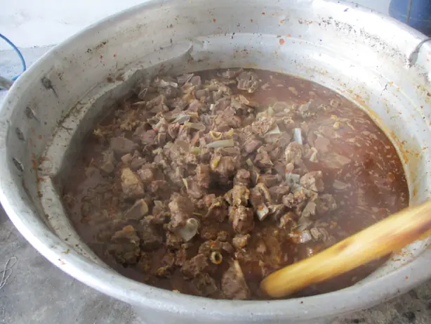 Foto von Pecora alla callara (Abruzzesischer Schafseintopf) – fertig angerichtet