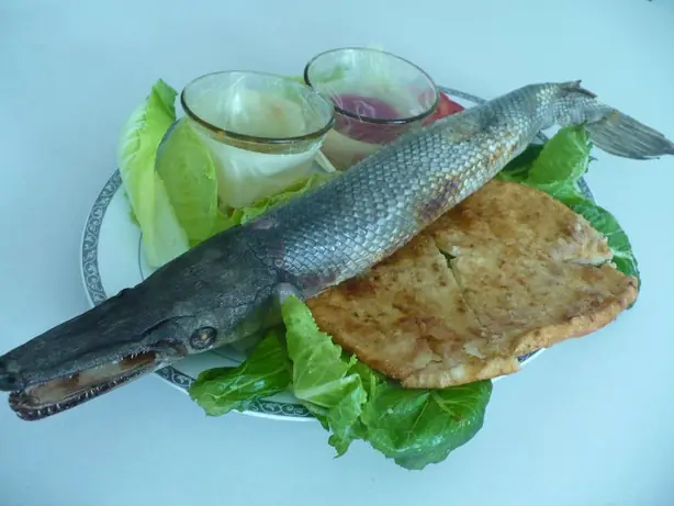 Foto von Pejelagarto Asado (Gegrillter Knochenhecht nach Tabasco-Art) – fertig angerichtet