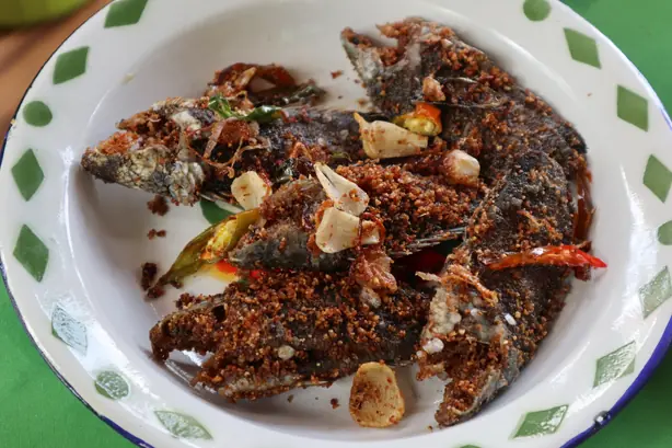 Foto von Pekasam Ikan (Malaysischer Fermentierter Fisch) – fertig angerichtet