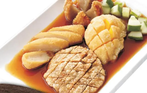 Foto von Pempek Kapal Selam (Indonesische Fischküchlein mit Ei) – fertig angerichtet