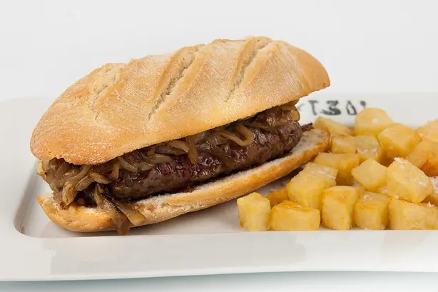 Foto von Pepito (Venezolanisches Steak-Sandwich) – fertig angerichtet