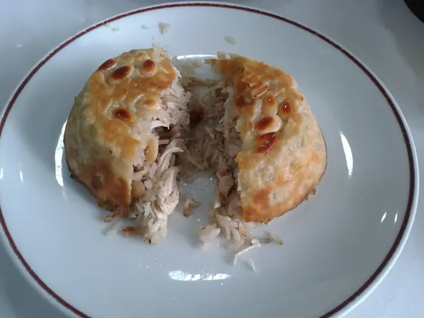 Foto von Perdeli Pilav (Türkischer Pilaw im Teigmantel) – fertig angerichtet