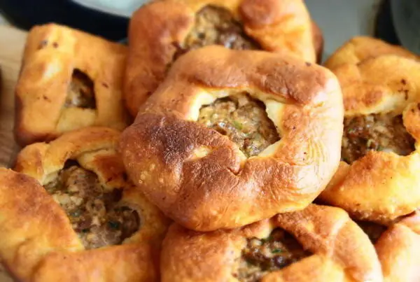 Foto von Peremech (Tatarische Fleischpastete / Belyash) – fertig angerichtet