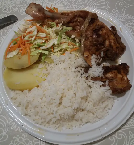 Foto von Peruanische Pollada (Hähnchen mit Aji Panca) – fertig angerichtet