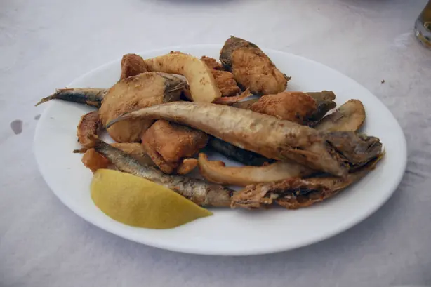 Foto von Pescado Frito (Andalusischer knuspriger Fisch) – fertig angerichtet