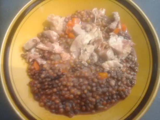 Foto von Petit Salé aux Lentilles (Gepökeltes Schweinefleisch auf Linsen) – fertig angerichtet