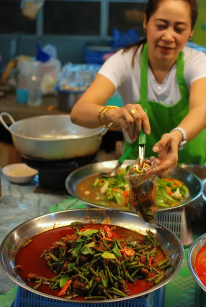 Foto von Phat Phrik Khing (Thailändisches Rotes Curry mit Schweinebauch und Bohnen) – fertig angerichtet