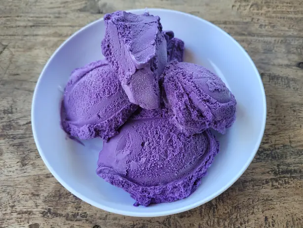 Foto von Philippinische Ube-Eiscreme – fertig angerichtet