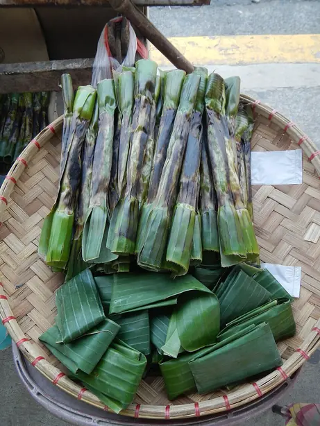 Foto von Philippinisches Tupig (Gegrillter Klebreis im Bananenblatt) – fertig angerichtet