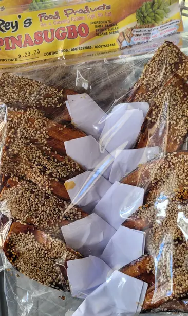 Foto von Pinasugbo (Karamellisierte Bananenchips mit Sesam) – fertig angerichtet