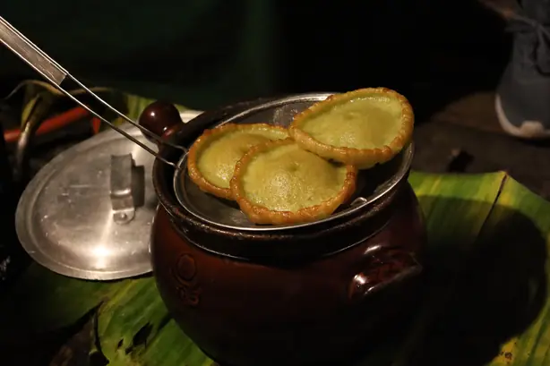 Foto von Pinjaram (Kuih Penyaram) – fertig angerichtet