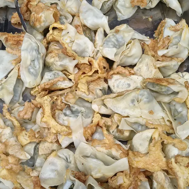 Foto von Pinsec Frito (Knusprige philippinische Wan Tans) – fertig angerichtet