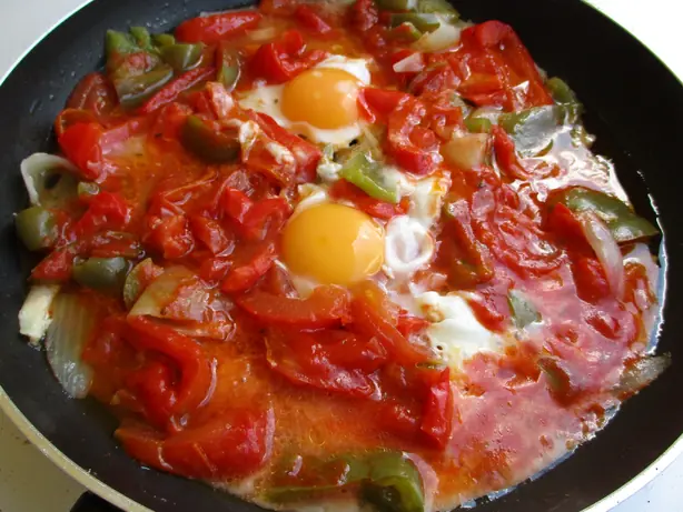 Foto von Piperade (Baskisches Paprika-Omelett) – fertig angerichtet